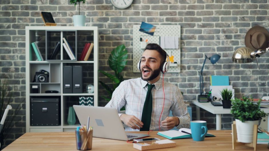Lernende Person mit Laptop im Online-Training bei Xelmoranitqxkp