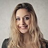 Studentin mit Notizen und Lernmaterialien im Online Marketing Kurs